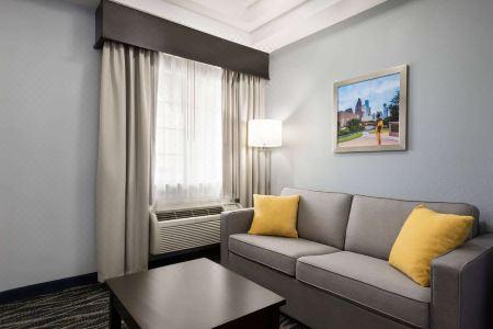 Days Inn & Suites by Wyndham Houston Hobby Airport - 15