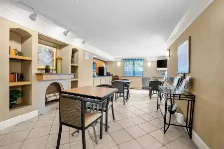 Howard Johnson by Wyndham Columbus Fort Moore - 9