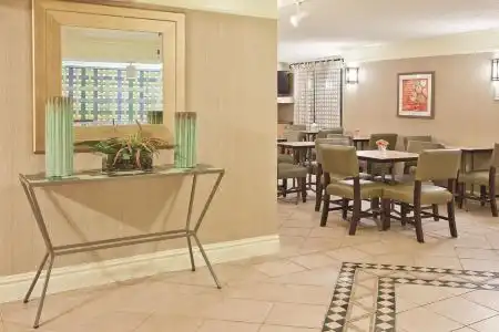 Howard Johnson by Wyndham Columbus Fort Moore - 8