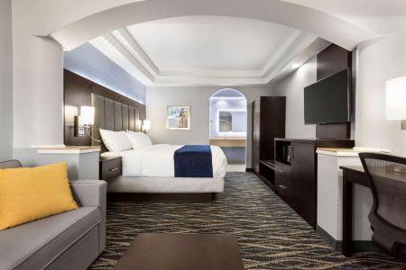 Days Inn & Suites by Wyndham Houston Hobby Airport - 19