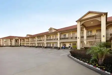Days Inn & Suites by Wyndham Houston Hobby Airport - 5