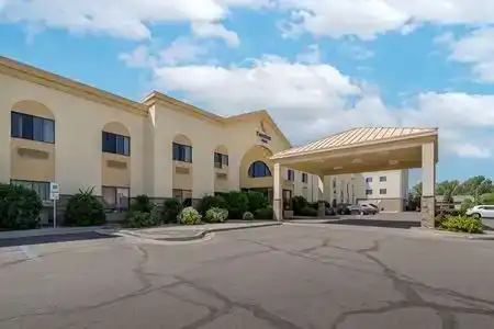 Comfort Inn Bismarck - 2