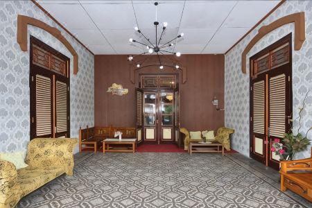 RedDoorz at Golden Inn Tugu Yogyakarta - 6