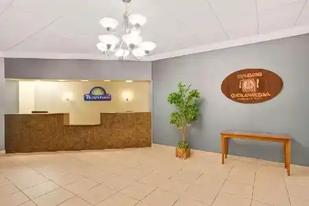 Days Inn by Wyndham Orlando Airport Florida Mall - 2