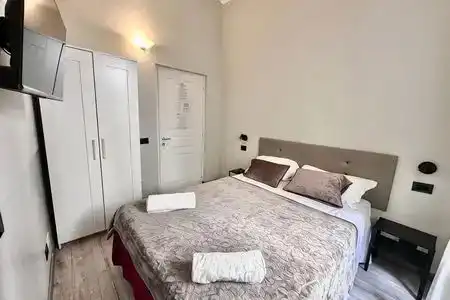 Român Holidays Hostel - 0