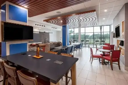 Holiday Inn Express & Suites FT MYERS BEACH-SANIBEL GATEWAY by IHG - 4