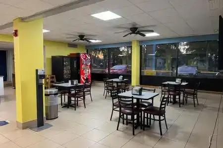 Days Inn by Wyndham Jacksonville Airport - 9