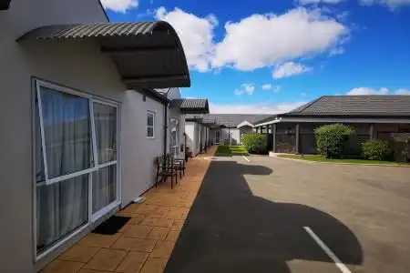 Airport Birches Motel - 6
