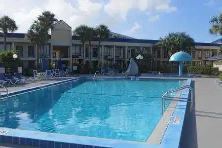 Days Inn by Wyndham Orlando Airport Florida Mall - 8