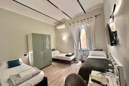 Român Holidays Hostel - 1