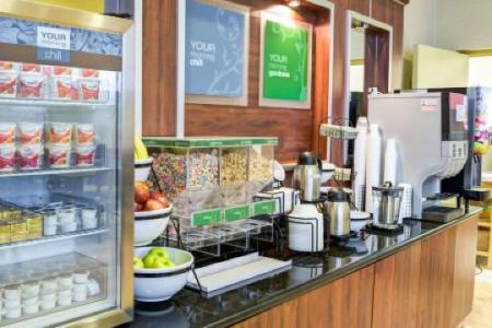 Comfort Inn & Suites Near Universal - N Hollywood - Burbank - 9