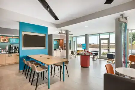 avid Orlando International Airport by IHG - 2