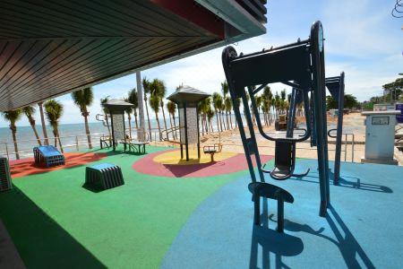 D D Inn Beach Hostel - 4