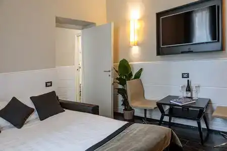 The Independent Suites - 4