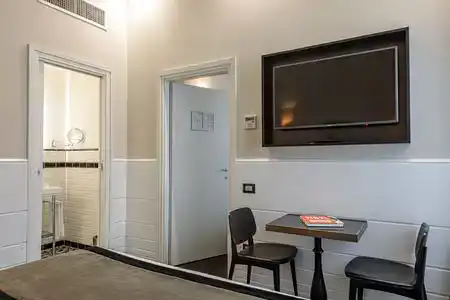 The Independent Suites - 6