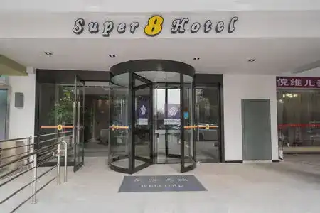 Super 8 - 6
