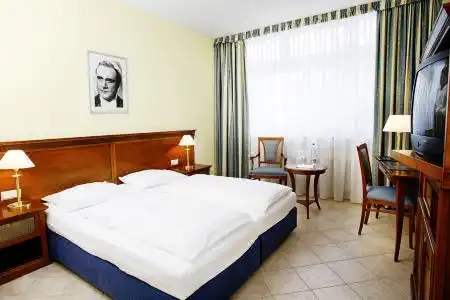 Hollywood Media - 70