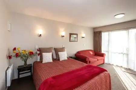 Cranford Oak Motel - 2