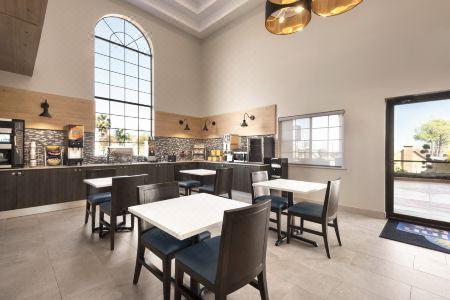 Days Inn & Suites by Wyndham Houston Hobby Airport - 1