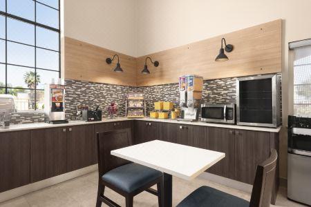 Days Inn & Suites by Wyndham Houston Hobby Airport - 7