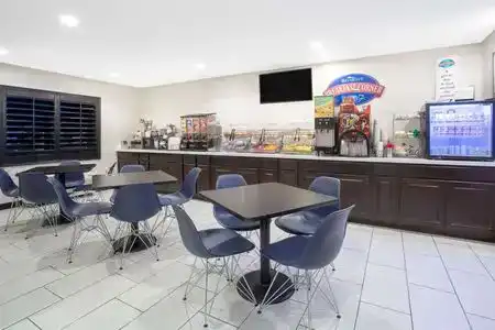 Baymont by Wyndham Phoenix I-10 Near 51st Ave - 3