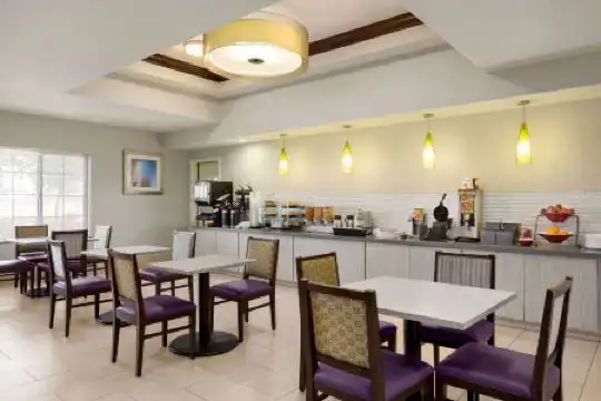 La Quinta Inn & Suites by Wyndham Fresno Northwest - 8