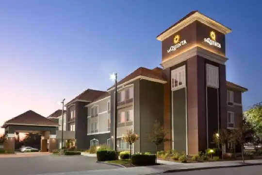 La Quinta Inn & Suites by Wyndham Fresno Northwest - 10