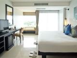 Deluxe Room with Pool View (Bathtub)