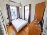 Deluxe Room 1 Queen bed