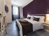 Standard Triple room with partial view