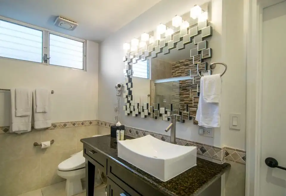 Condo, 2 Bedrooms, 2 Bathrooms, Oceanfront (Unit 202)