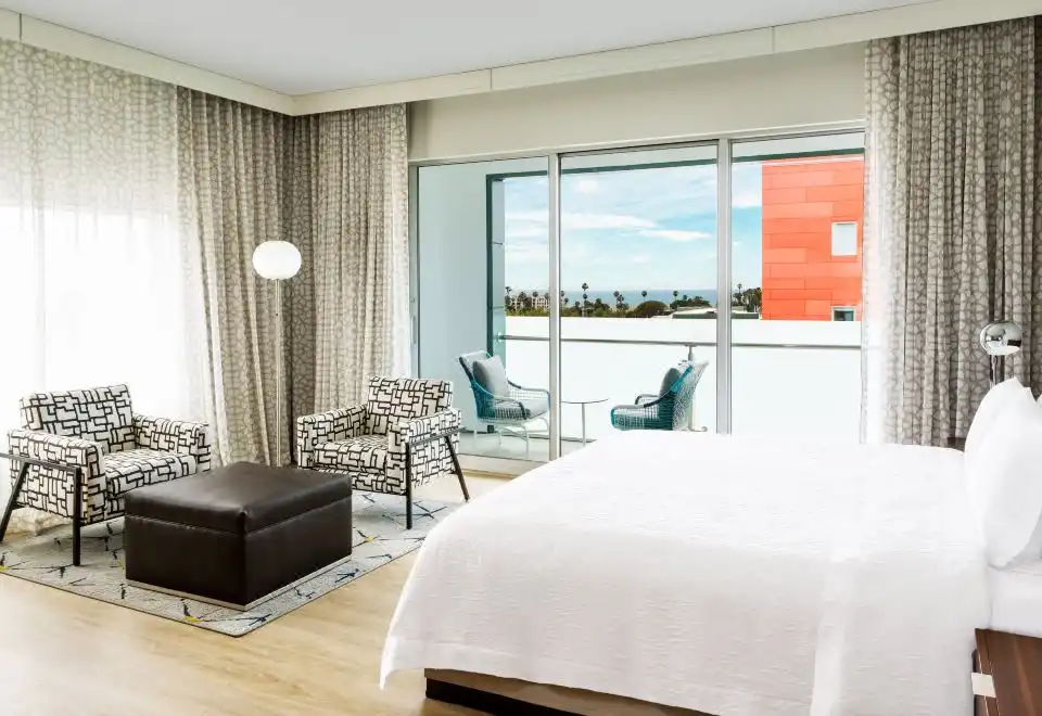 King Studio Suite With Balcony-Non-Smoking