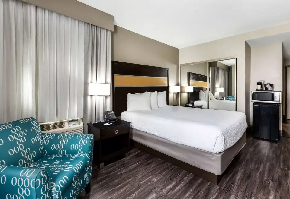 Queen Room With Mobility Accessible Roll-in Shower-Non-Smoking