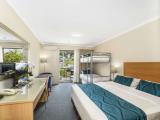 King And 3 Single Beds Suite