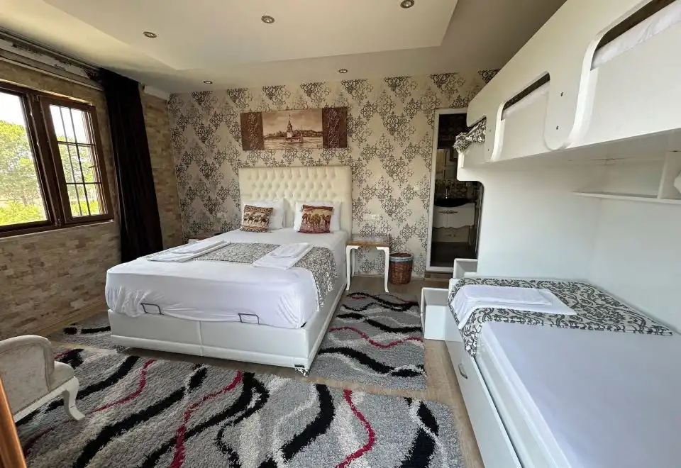 Deluxe Quadruple Room, Mixed Dorm, Lanai, Garden View