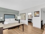 1 King Microwv/Fridge/Wet Bar Studio Suite Ns