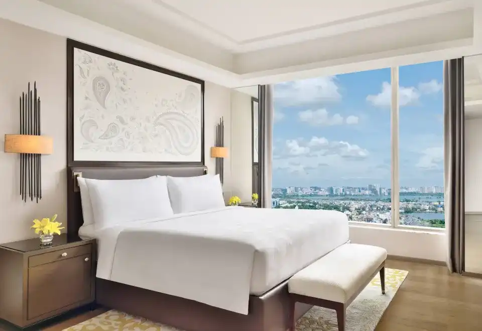 Deluxe King Suite With Executive Lounge Access