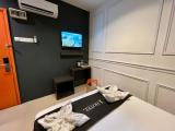 Deluxe Queen Room with Window
