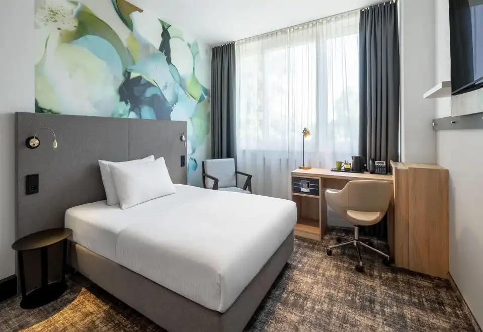 Superior Single Room With Queen Bed