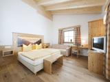 Deluxe Double Room with Balcony and Mountain View
