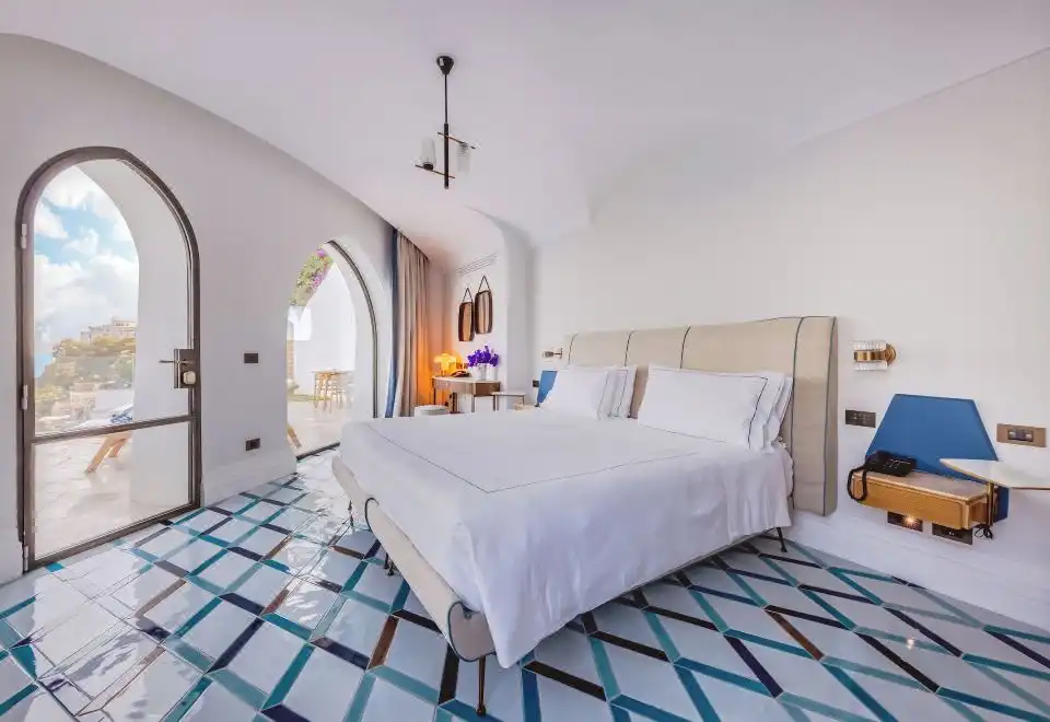 Premium Pool Suite