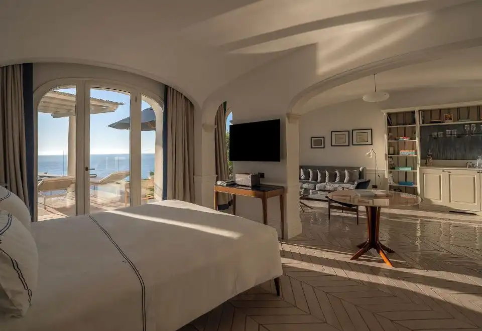 Deluxe Pool Suite