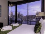 Deluxe Three-Bedroom Apartment with Harbour View and Two Bathrooms