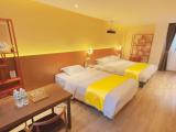 Yiyun Elegant Family Room with Bathtub | Quiet Courtyard + Private in-Room Tea Table with Courtyard View + Smart Sanitary Ware