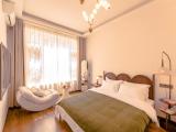 Comfy Queen Room