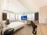 Big Bed Room In Jimu Hutong (mobile Phone Projection Screen+mini Refrigerator+late Night Congee Road)