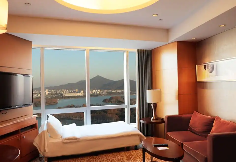 270° Panoramic Lake-View Family Suite With City Skyline View (Extra Bed Available)