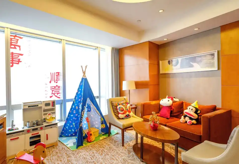 Hape Deluxe Toy Theme 270° Lake-View Family Suite (Fun And Enjoyment)