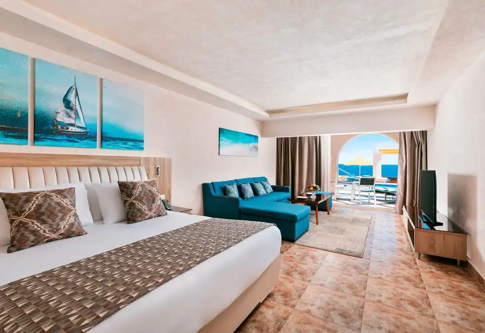 Executive Swim Up Room