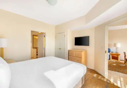 1 Bedroom 1 King Deluxe Suite And Sofabed